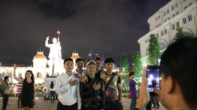 Người dân TP.HCM xuống đường tận hưởng thời khắc giao thừa