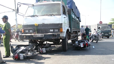 Xe tải ủi hàng loạt xe máy chờ đèn đỏ, 10 người nhập viện