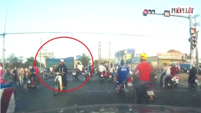 Camera hành trình ghi lại cảnh xe tải tông tám xe máy