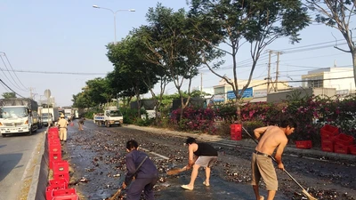 Hàng trăm chai bia rơi xuống đường, người Sài Gòn xúm vô dọn giúp