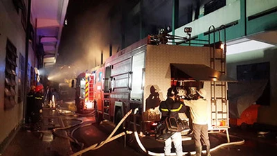 Sau tiếng nổ, hơn 3.000 m2 công ty giày cháy rụi 