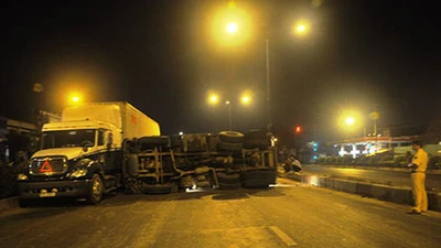 Tài xế xe chở cát bị thương sau cú tông đuôi container