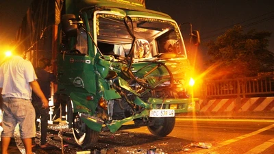 Tông thẳng vào đuôi container, tài xế xe tải tử vong 