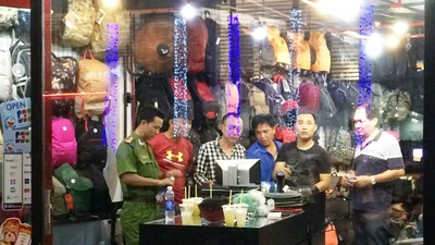 Cô gái vào tiệm túi xách chém nhân viên để cướp 