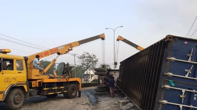 Phong tỏa quốc lộ vì container lật ngang