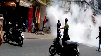 Clip: Nam thanh niên 'ngáo đá' đốt cửa hàng ga ở Sài Gòn