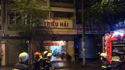 Đường dây điện phát nổ bốc cháy sau cơn mưa