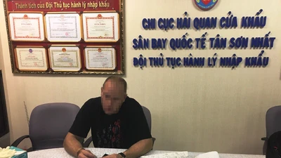 Người đàn ông Nam Phi giấu 1,7 kg ma túy trong hành lý đi Mỹ