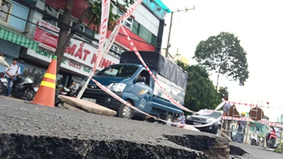 Hố tử thần làm sụp đường và vỉa hè ven kênh Nhiêu Lộc - Thị Nghè
