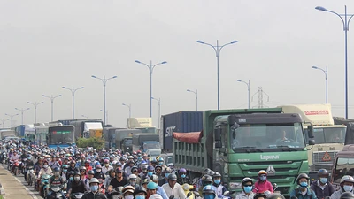 Xa lộ Hà Nội kẹt cứng vì va chạm liên hoàn