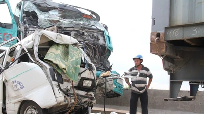 5 xe tông liên hoàn, 1 người chết, cầu Phú Mỹ kẹt cứng