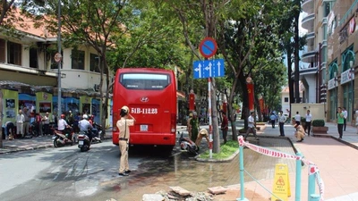 Xe chở khách nước ngoài gây tai nạn ở trung tâm Sài Gòn