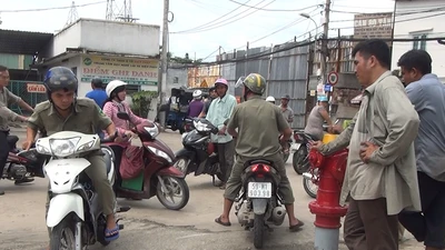 Tên cướp bỏ xe chạy bộ khi bị người phụ nữ truy đuổi