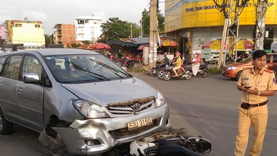 Xe Toyota Innova tông liên hoàn, 3 người bị thương