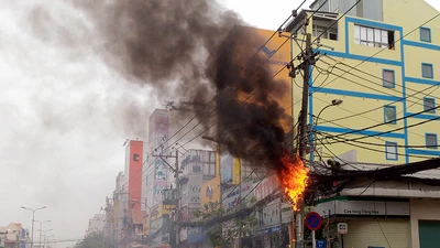 Cột điện bốc cháy như đuốc, cả khu phố hoảng loạn
