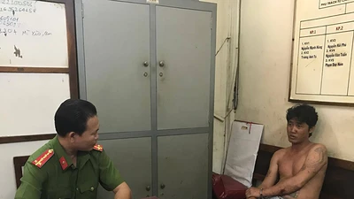 Uống rượu xong, chém người rồi mài dao cố thủ