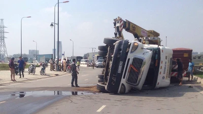 Container tông dải phân cách lật nhào, đường kẹt cứng