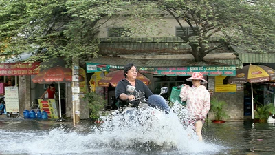 Người dân quận 12 khổ sở vượt 'biển nước' đi làm