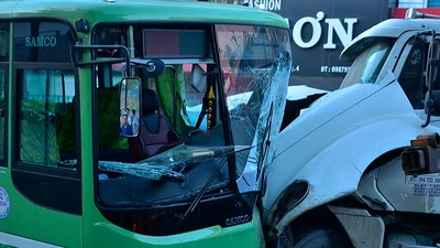 Hàng chục người kêu cứu trong xe buýt bị container tông