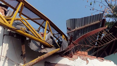 Cần cẩu cao hàng chục mét rơi đè sập nhà dân giữa đêm 