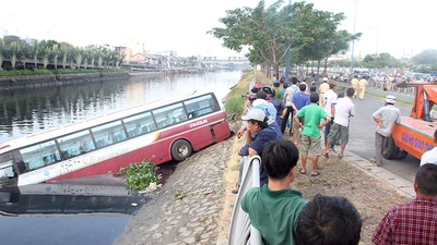 Xe khách lao xuống kênh Tàu Hủ