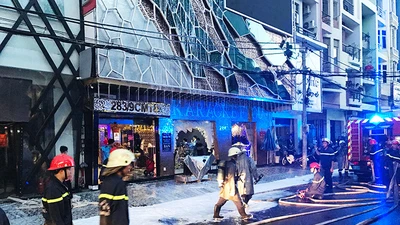 Bảng hiệu karaoke bốc cháy, nhiều người tháo chạy