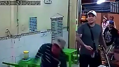 Nhóm người hung hãn đập phá quán kem ở quận 1