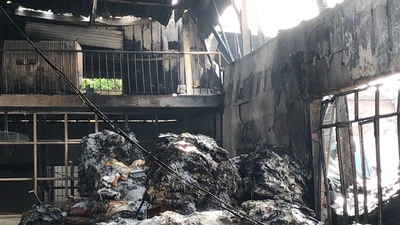 Lửa thiêu rụi công ty bao bì ở quận 8