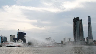 Cảnh sát PCCC cứu hộ 2 tàu va chạm trên sông Sài Gòn