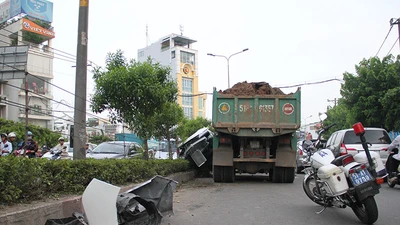 Xe ben húc văng ô tô 4 chỗ trên đường Cộng Hòa