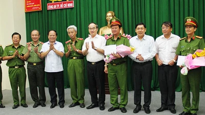 Khen thưởng ban chuyên án phá đường dây sản xuất ma túy