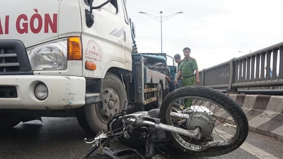 Xe ben cuốn người và xe máy trên cầu Tham Lương