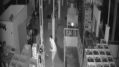 Camera ghi lại cảnh tên trộm đột nhập đại lý bia 