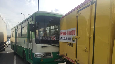 Xe buýt gây tai nạn liên hoàn trên Xa lộ Hà Nội