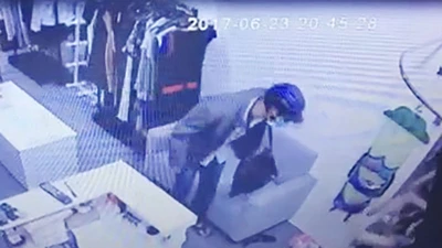 3 mẹ con quỳ lạy tên cướp có dao xin tha mạng ở TP.HCM