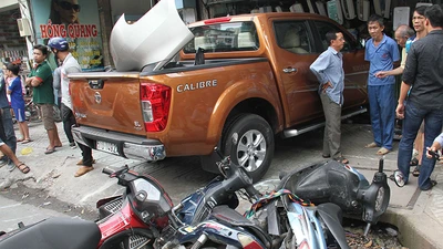 Đạp nhầm chân ga, ô tô tông liên hoàn ở TP.HCM