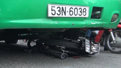 Thoát chết kỳ diệu nhờ bám vào đuôi xe khác