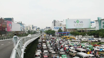 Kẹt xe chưa từng có ở Tân Sơn Nhất, dù mới xây cầu vượt
