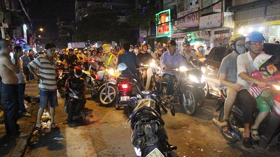 Xe bán tải tông hàng loạt xe máy đang di chuyển