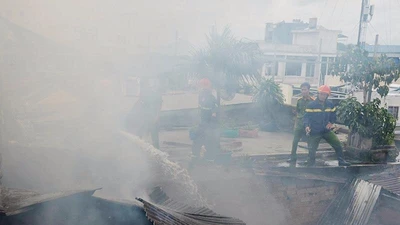 Cháy kèm tiếng nổ dữ dội trên đường Lê Văn Sỹ