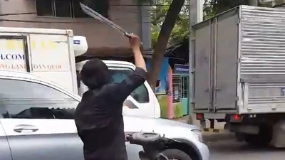 Công an truy tìm kẻ điên cuồng chặt kính ô tô ở Sài Gòn