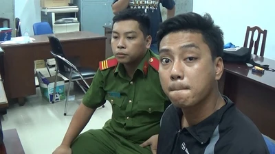 Người phụ nữ ngồi trong ô tô bị cướp giật mất túi vàng