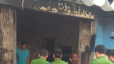 2 người mắc kẹt trong đám cháy lớn ở Tân Bình