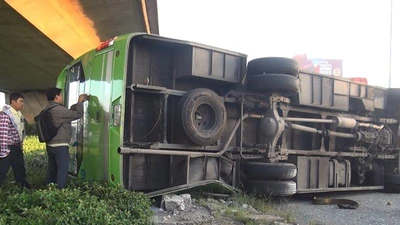 TP.HCM: Xe khách lật ngang, nhiều người kêu cứu