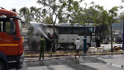 Xe khách bốc cháy ở quận 2, khách hoảng loạn kêu cứu