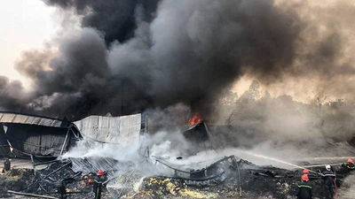 11 người mắc kẹt trong đám cháy lớn ở Bình Chánh