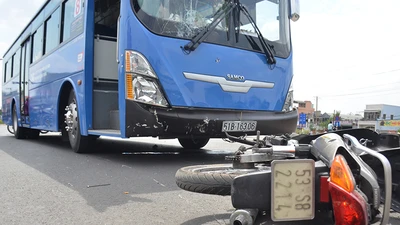 Băng qua đường Phạm Văn Đồng, bị xe buýt tông văng 10 m