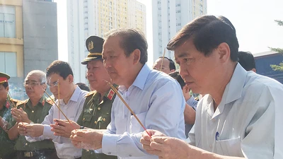 Phó Thủ tướng thắp hương ở hiện trường vụ cháy Carina