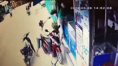 Dùng dao cướp điện thoại trước cửa hàng ở Bình Chánh