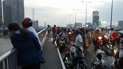 Bỏ lại xe máy, người đàn ông nhảy cầu Sài Gòn mất tích